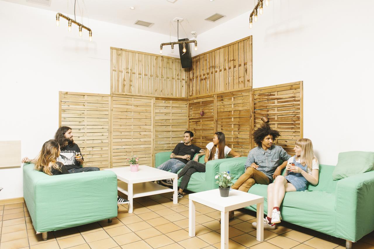 Cats Chill Out Hostel Madrid Bagian luar foto