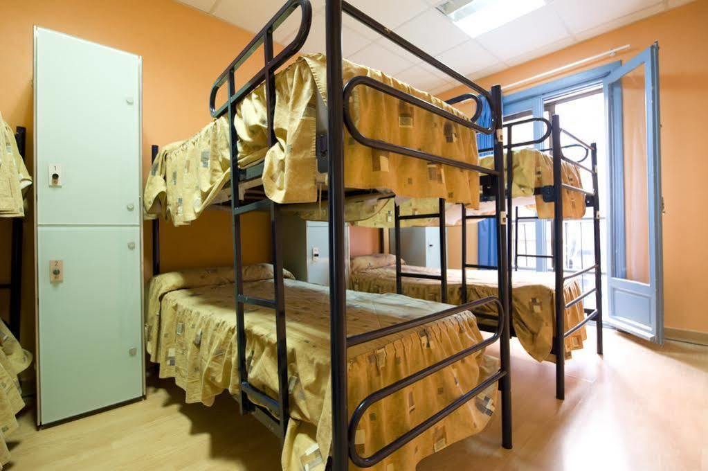Cats Chill Out Hostel Madrid Bagian luar foto