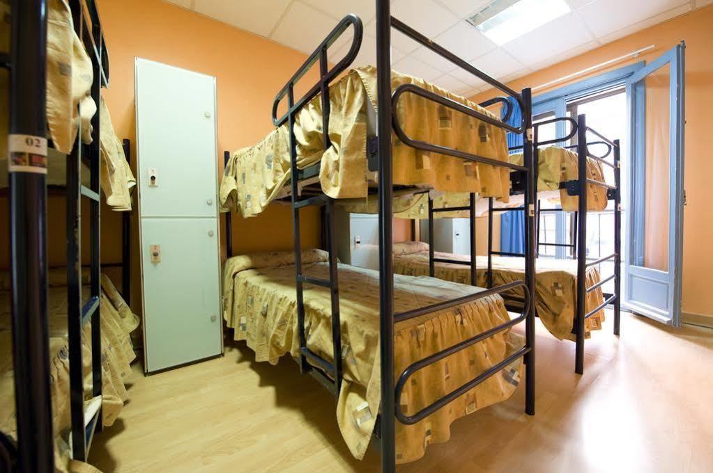 Cats Chill Out Hostel Madrid Bagian luar foto
