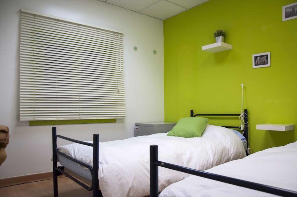 Cats Chill Out Hostel Madrid Bagian luar foto