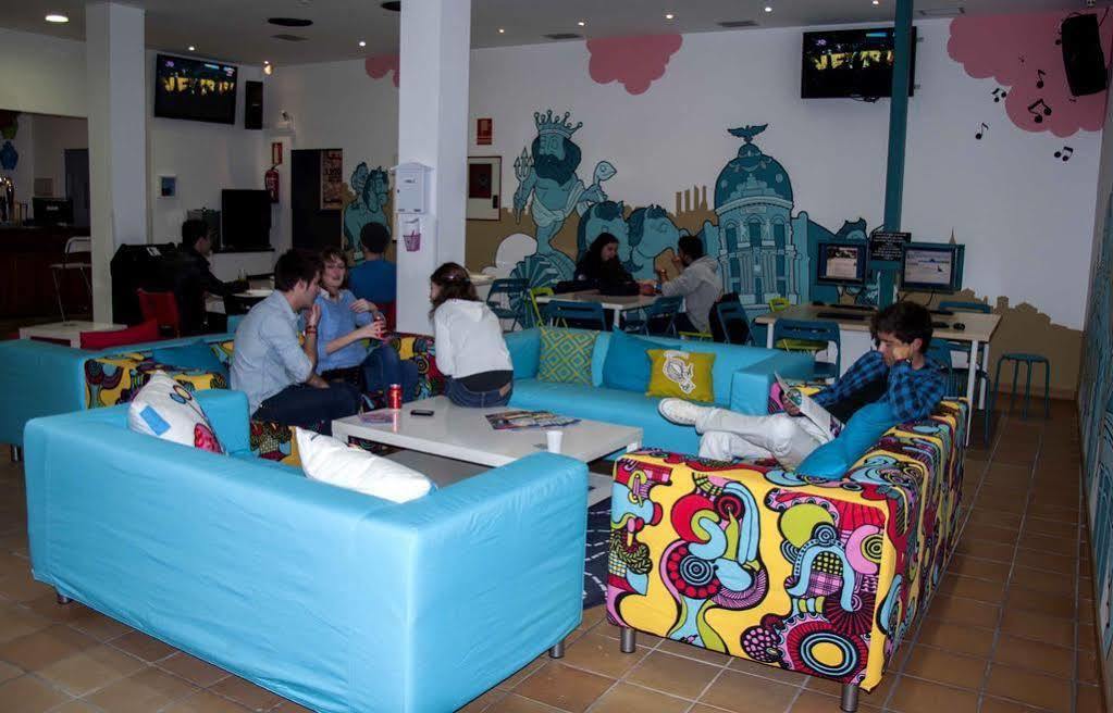 Cats Chill Out Hostel Madrid Bagian luar foto